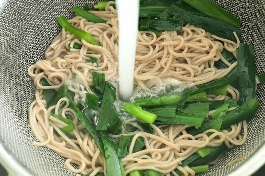 ニラも一緒に冷やすことで食感と色が保たれます