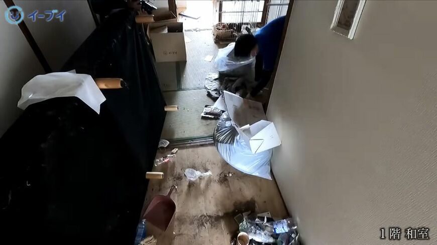 この部屋の床もだいぶ傷んでいる（「（画像：「イーブイ片付けチャンネル」より」）
