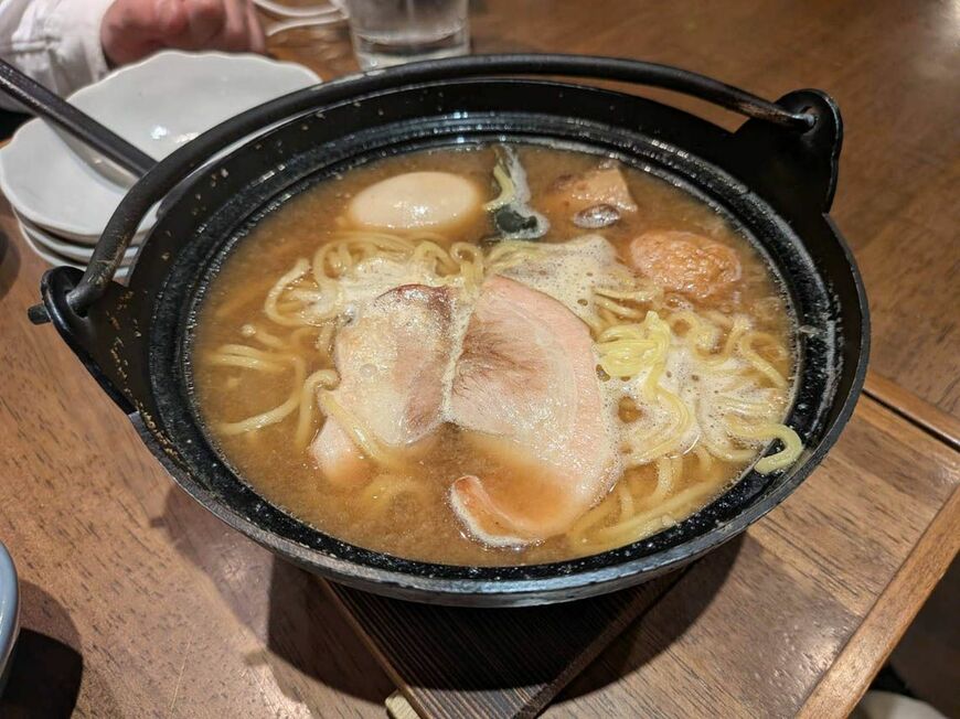 「名物 肉おでん」。「肉」と付くが、入っていたのは薄いチャーシューが2切れ。麺に加えて練り物がたくさん入っており、ボリューム満点（写真：筆者撮影）