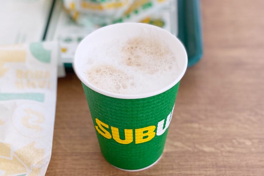 ドリンクセットのカフェラテはフォームミルクの本格派。まろやかな味わいでした（写真：著者撮影）