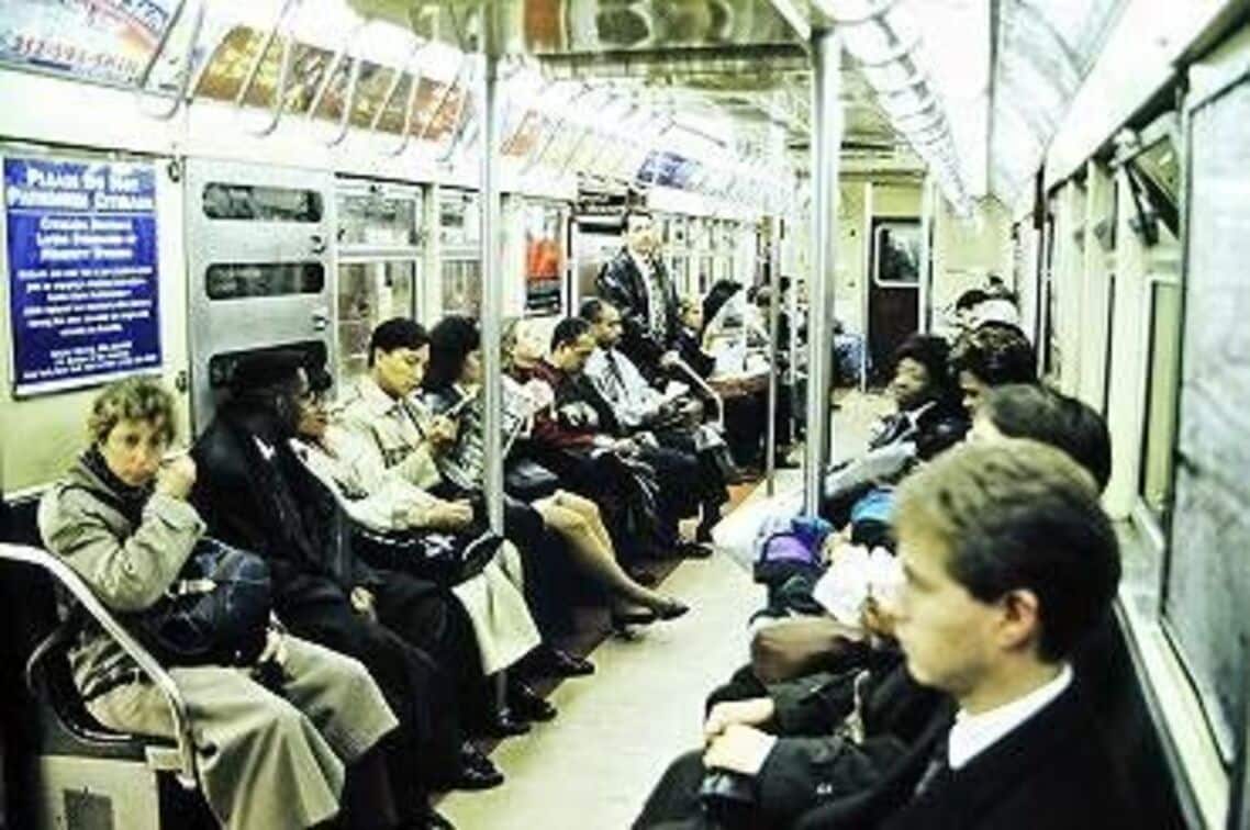 ニューヨークの地下鉄。当然のように荷物棚はない