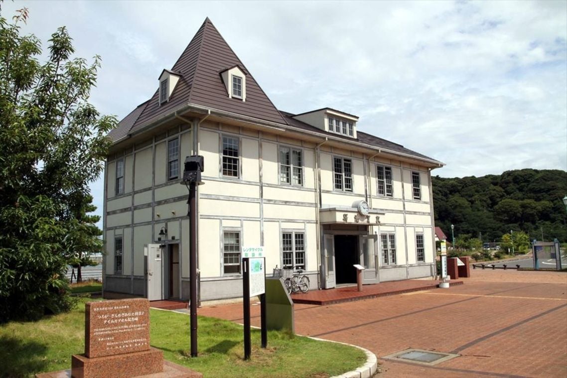 往年の姿を再現した旧敦賀港駅舎。資料館になっている