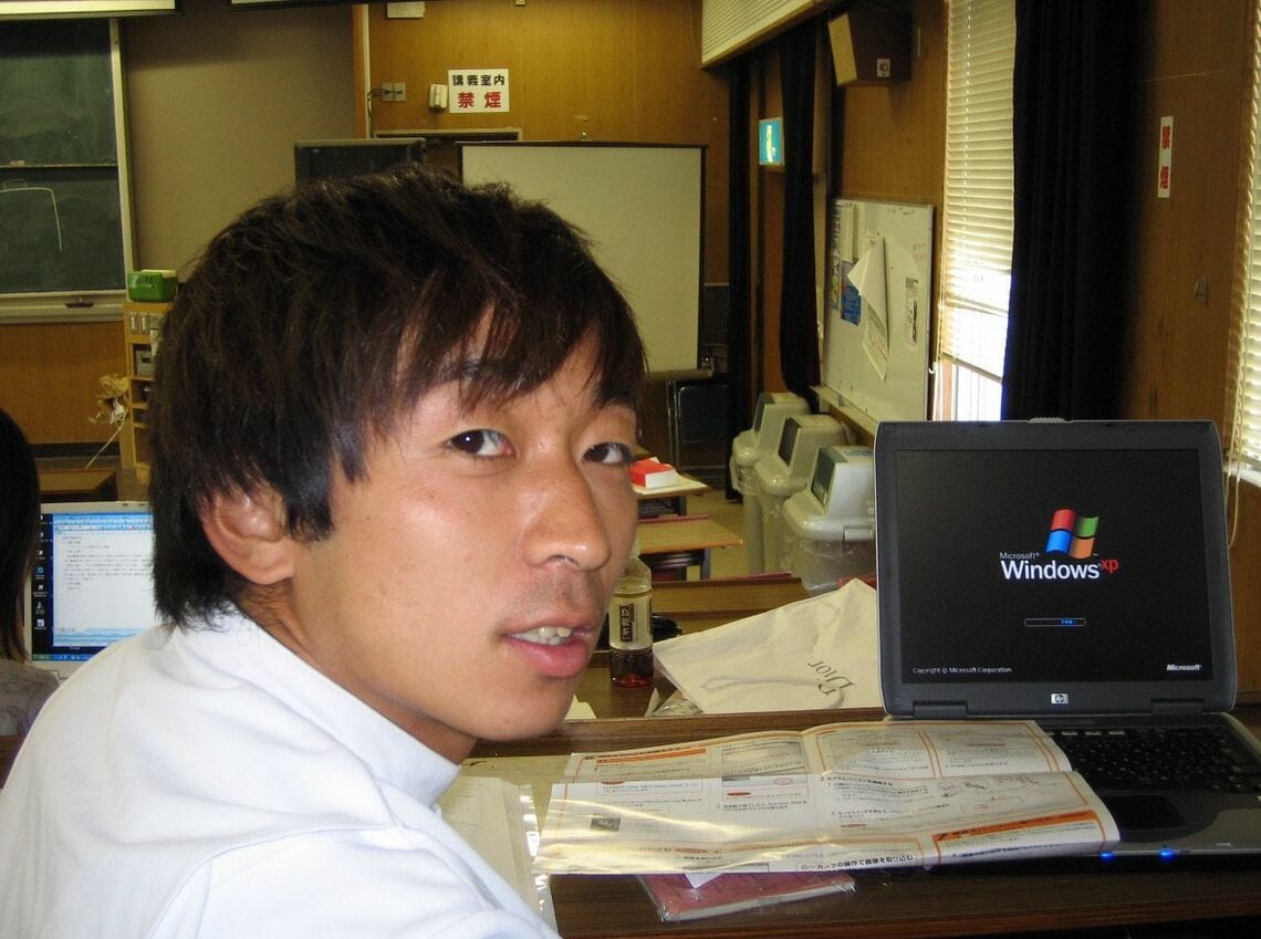 鹿児島大学医学部6年生、実習のため慣れない白衣で（写真：中山さん提供）