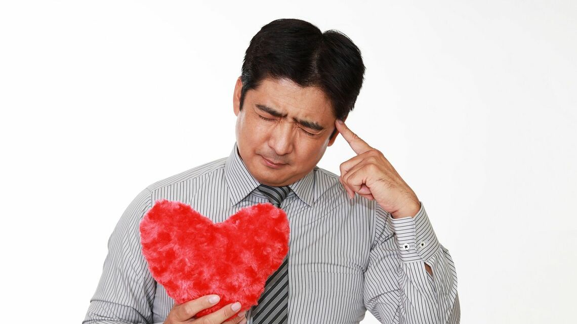 若い世代よりも、40代未婚男性のほうが恋愛に踏み切れていないようです。なぜなのでしょうか。（写真：sunabesyou ／PIXTA）