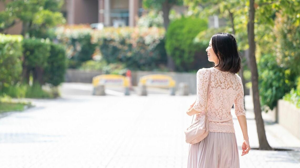 散歩をする女性