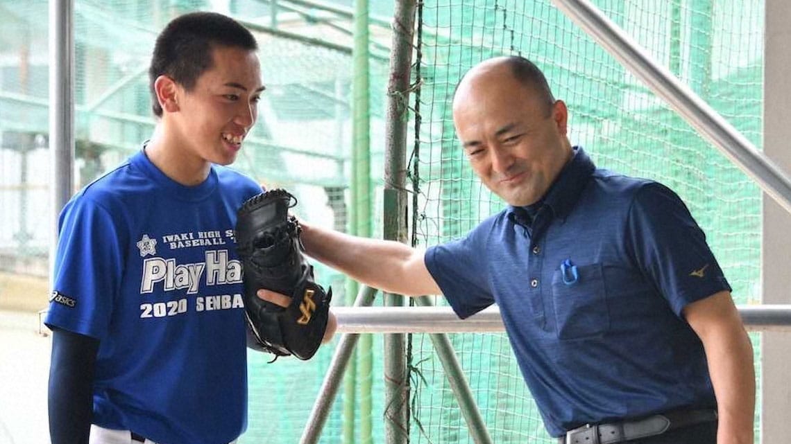 練習中の1コマ。主将の岩間くんをねぎらう、保監督