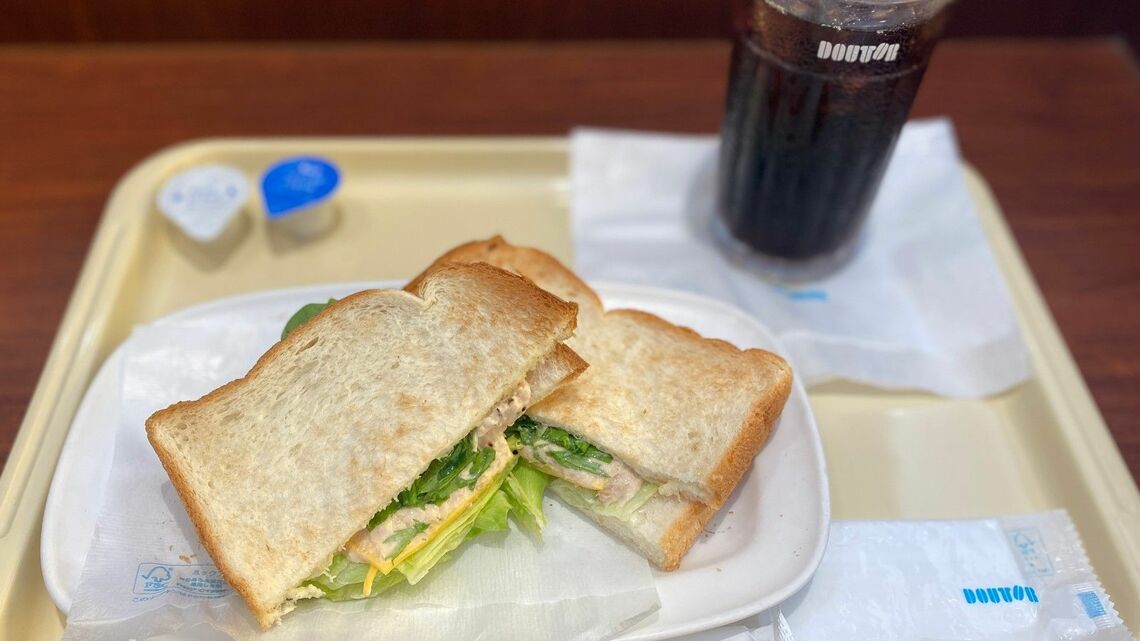 ドトールのお得な朝メニューは現在、サンドイッチとコーヒーがセットで税込450円からとなっています（筆者撮影）