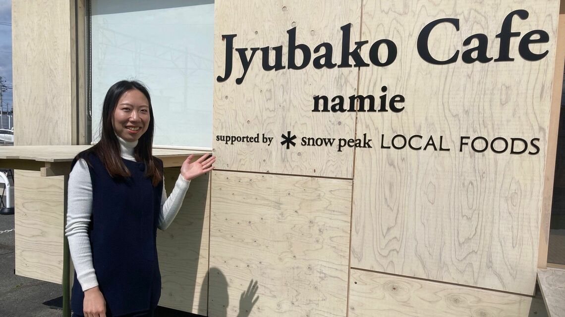 駅前の「住箱カフェ」と澤村なつみさん。コーヒーから水素をめぐる話題も広がる（記者撮影）