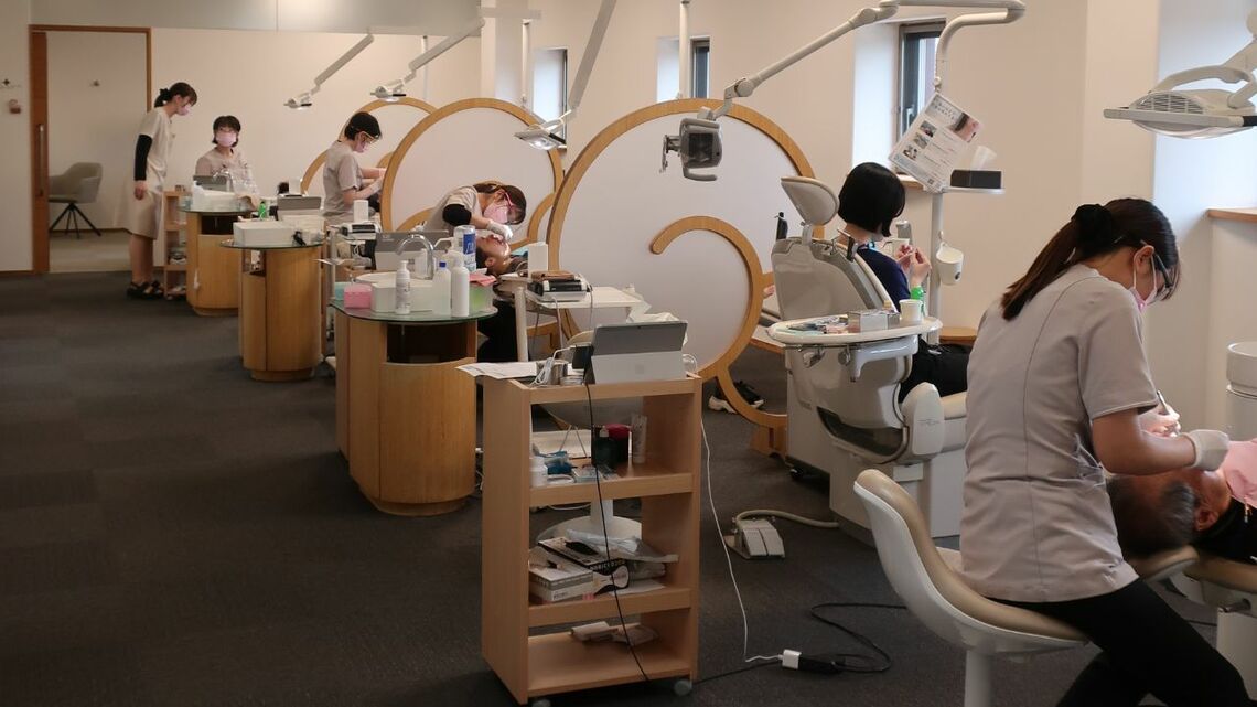 広々した院内に、歯科衛生士さんがずらり。大勢の患者さんが予防を受けに来る(筆者撮影)