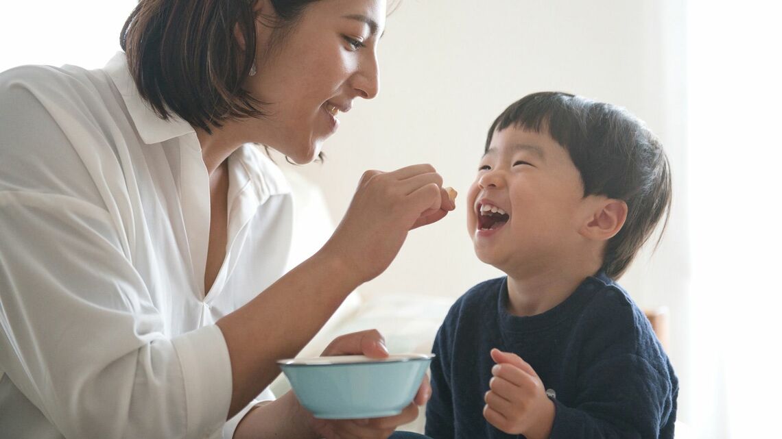 おやつとは本来、子どもや高齢者の補食、あるいは野良仕事の合間に、小腹が空いたときに食べるものでした（写真：プラナ／PIXTA）