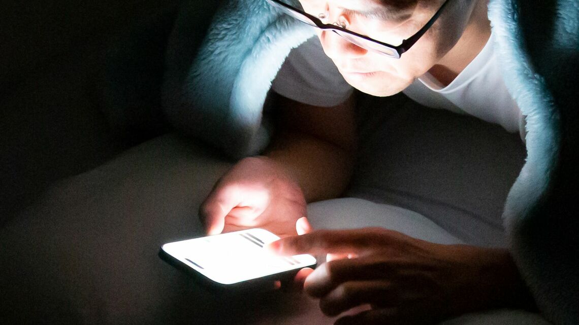 夜更かしする男性