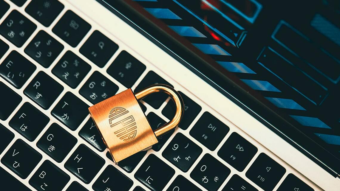 PCに鍵が置いてあるイメージ