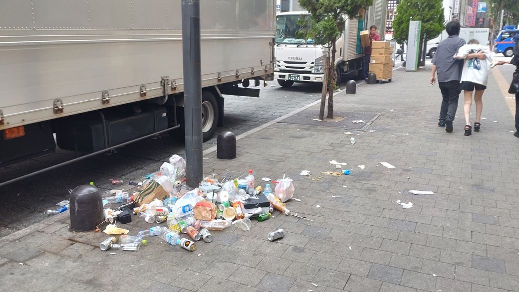 通り際にごみを捨てていく人もいる（筆者撮影）