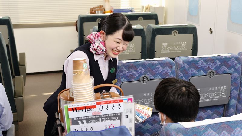 東海道新幹線の｢車内販売員｣もう一つの重要任務 普段はコーヒーを売る