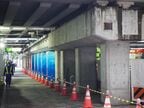 架道橋を支える橋脚。この上で桁を横移動させる