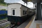 SL列車用の川崎重工製客車。車内で地元料理が