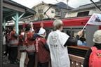 列車に旗や手を振る別所温泉の人々