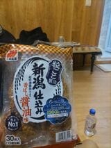 ジョージアのゲストハウスに到着したのは深夜だった。近くの飲食店はすべて閉まっており、私が夜ご飯に選んだのは、日本から持参した醤油煎餅だった（筆者撮影）