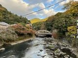 駅の目前には、芦ノ湖を水源とする早川が流れています（筆者撮影）