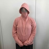 顔をすべて覆っても息苦しくなく、視界も確保できるが、周囲の音が聴こえにくくなる点には要注意（筆者撮影）