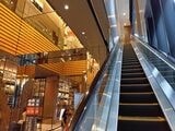 1Fロビーのエスカレーター（筆者撮影）