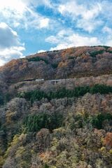 奥出雲の山をループ線で越えてゆく木次線。2023年までは観光列車「奥出雲おろち号」が走っていた（撮影：鼠入昌史）