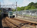 地下の多摩川駅から顔を出した東急多摩川線の電車。新空港線が開業すれば蒲田側もこのような光景が展開するかもしれない（記者撮影）