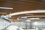 木材を多用した天井が特徴の老街渓駅コンコース（筆者撮影）