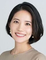 あきえモンテッソーリ教師（国際モンテッソーリ教師ディプロマ〈AMI〉）幼稚園教諭・保育士、小学校教諭公立の幼稚園教諭をしていた頃、日本の一斉教育に疑問を抱きモンテッソーリ教師に。現在は「子どもが尊重される社会」を目指して、モンテッソーリ教育に沿った子どもや子育てについての発信。オンラインスクール「Montessori Parents」の運営、ベビーブランド「mu ne me」の運営、オンラインコミュニティー「Park」を主宰。著書に『モンテッソーリ教育が教えてくれた「信じる」子育て』（すばる舎）、『モンテッソーリ流 声かけ変換ワークブック』（宝島社）がある（写真：あきえ氏提供）