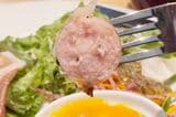 ソーセージの断面。太さのあるソーセジは噛むとプリッ、中はジューシー。スパイスが効いたおしゃれな味わい（筆者撮影）
