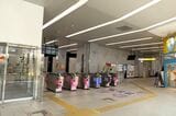 外側から見たメインの改札。入場できるのはこの改札だけ（記者撮影）