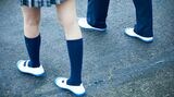 靴下の長さや下着の色まで指定する校則は必要あるのか（写真：Fast&Slow/ PIXTA）