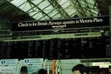 ロンドン・ビクトリア駅の表示板＝1990年（筆者撮影）