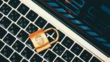 PCに鍵が置いてあるイメージ