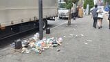 通り際にごみを捨てていく人もいる（筆者撮影）