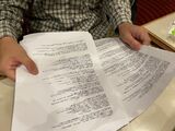 「話すのが苦手なので」と取材用にメモを持参してくれたハヤトさん。生い立ちや職場での経験などがA4判5枚にまとめられていた（編集部撮影）