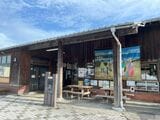 駅舎の入り口から“あの人気アニメ”の巨大ポスターが迎えてくれます（筆者撮影）