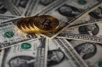 ビットコインが12％超急落､1万5000ドル割れ 8日のアジア市場も乱高下､週間は30％超上昇