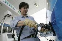 トヨタなど11社､水素ステーション整備へ 年内に新会社を設立