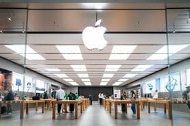 〈開発に10年〉待望のアップル初の折り畳み式iPhone､チタンとアルミニウムを使った先進的なヒンジ機構に
