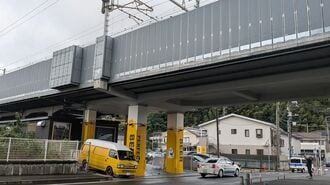 高架下に黄色い車
