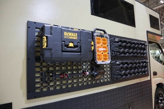 ボディの左側には、サンドラダーやスコップなどを備える