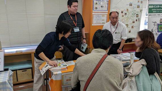 東京都内の多様な学び場が集結するフェアの様子