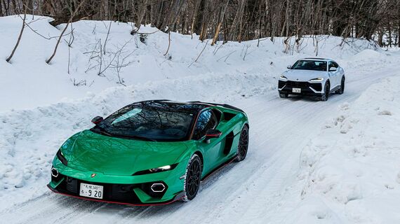 北海道の雪上を走る、ランボルギーニのハイパフォーマンスEV「テメラリオ」と、ラグジュアリーSUV「ウルスSE」