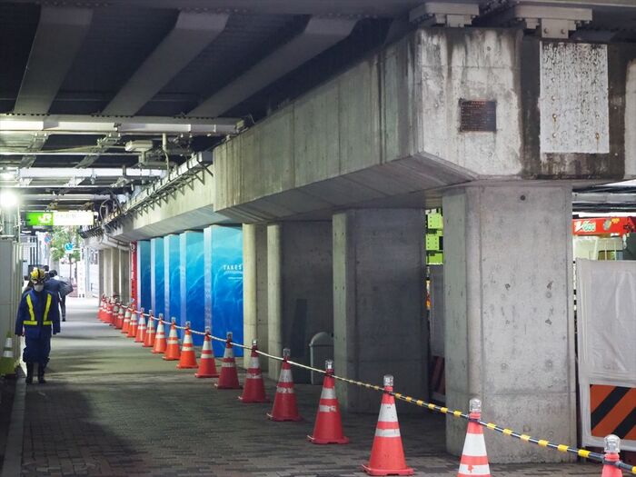 架道橋を支える橋脚。この上で桁を横移動させる
