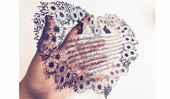 額装してしまうと、切り絵なのかペン画なのかわからない