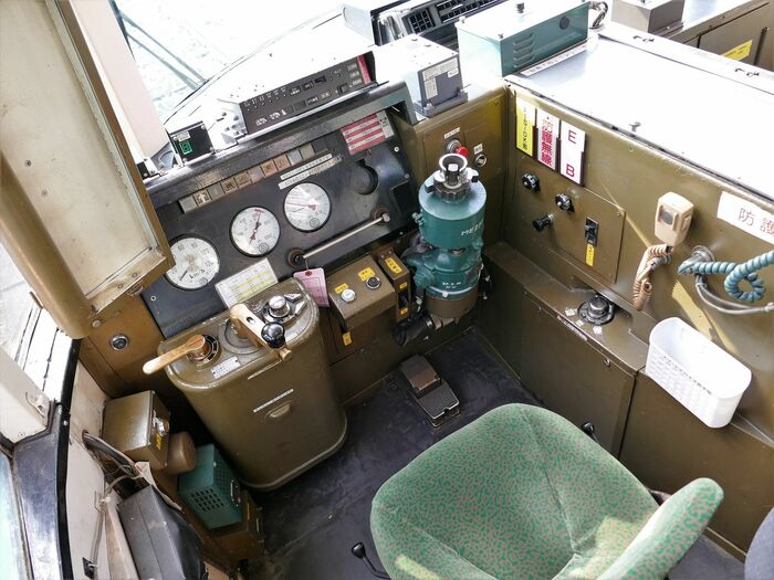 運転席はもともと「レトロ」だ