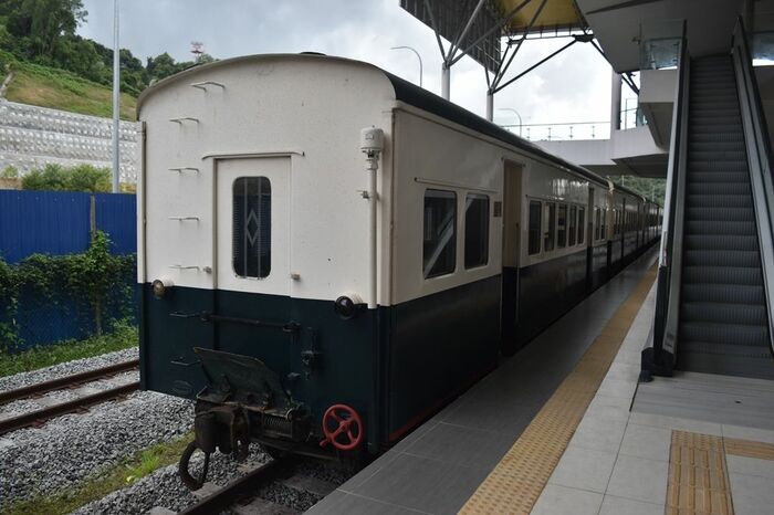 SL列車用の川崎重工製客車。車内で地元料理が