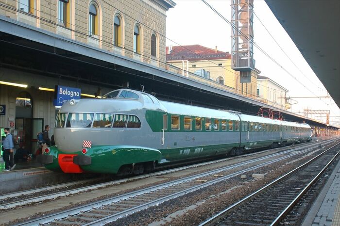 ボローニャ中央駅に停車中のETR252型アルレッキーノ