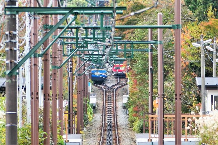 途中の複線部で上から来た編成とすれ違う